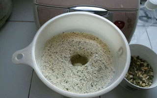 钓鲫鱼佳饵的蚕豆粉制作与施钓技巧